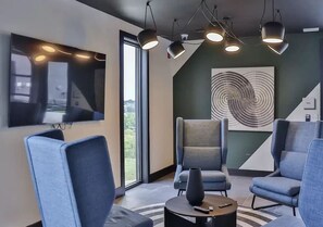 Interior - Walk to Broadway · Rooftop + Gym · Private Balcony (Nashville)