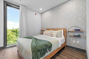 1 bedroom, iron/ironing board, WiFi, bed sheets - Walk to Broadway · Rooftop + Gym · Private Balcony (Nashville)