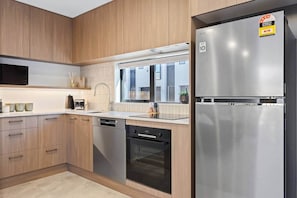 Cafetera y tetera, refrigerador, microondas y horno 