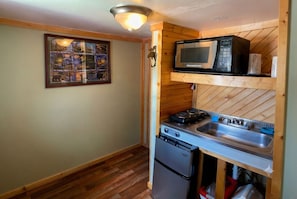 Cafetera/tetera, refrigerador, microondas, placa de cocina
