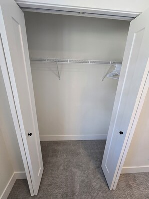 Ein Schrank mit Kleiderstange und Türgriff.