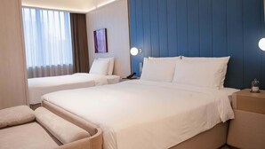 Phòng 3 dành cho gia đình | Chăn bông, minibar với thức uống miễn phí, bàn