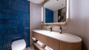 Chambre de base double | Salle de bain | Articles de toilette (gratuits), séchoir à cheveux, serviettes fournies