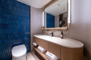 Kamar Double Basic | Kamar mandi | Perlengkapan mandi gratis, pengering rambut, handuk, dan sampo