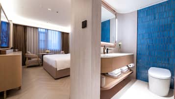 Shower, rainfall showerhead, free toiletries, hair dryer