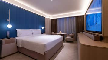 Down duvets, free minibar, desk, laptop workspace