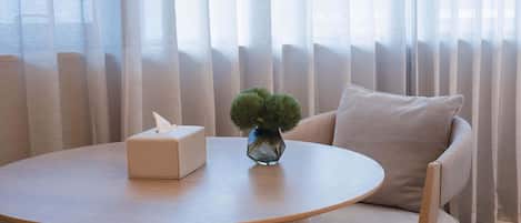 Cubrecamas, minibar con artículos gratuitos y escritorio