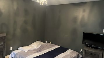 Tabla de planchar con plancha, wifi y ropa de cama