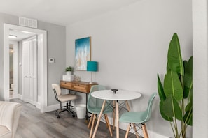 Dining - Oasis stay steps from Historic Country Club Plaza (Kansas City)