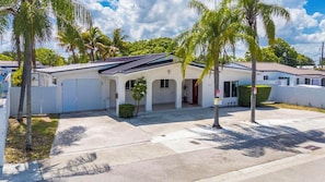 Exterior - Miami Oasis: Central, Near Airport, BBQ, Playset (Miami)