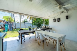 Outdoor dining - Miami Oasis: Central, Near Airport, BBQ, Playset (Miami)