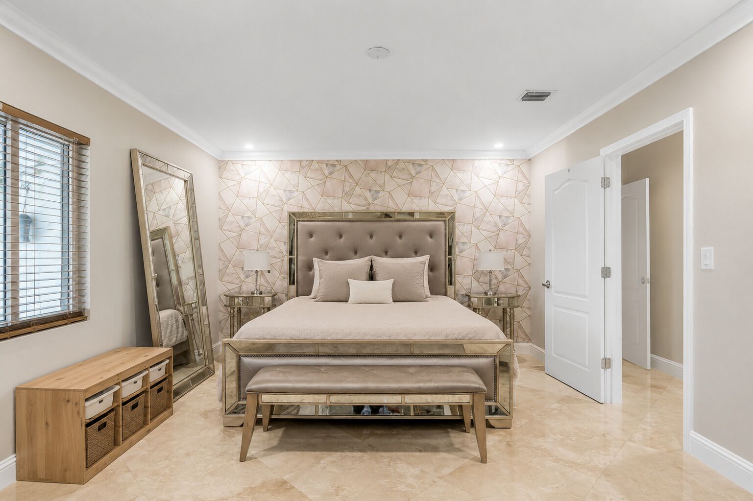 3 bedrooms, desk, iron/ironing board, free WiFi