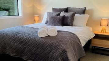 Tabla de planchar con plancha, wifi gratis y ropa de cama