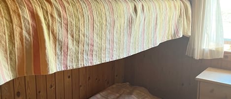 2 makuuhuonetta, silitysrauta/-lauta