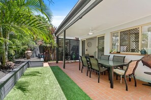 Outdoor dining - 3BR Bulimba Family Retreat (Balmoral)