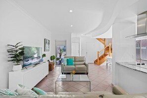 Living area - 3BR Bulimba Family Retreat (Balmoral)