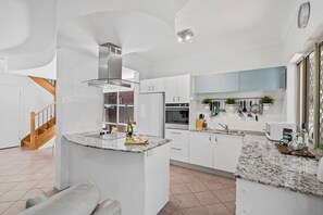 Private kitchen - 3BR Bulimba Family Retreat (Balmoral)