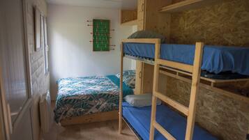 1 bedroom, bed sheets