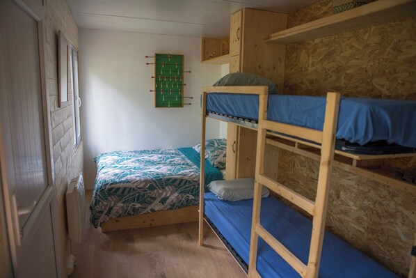 1 bedroom, bed sheets
