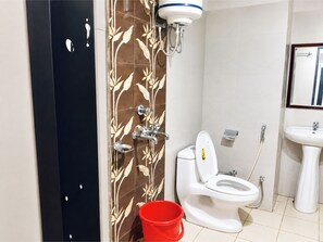 Double Room | Bilik Mandi | Pancuran mandi, selipar, sabun, syampu 