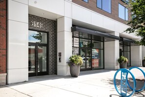 Een modern gebouw met een commerciële ruimte te huur, inclusief studio’s en appartementen met twee slaapkamers.