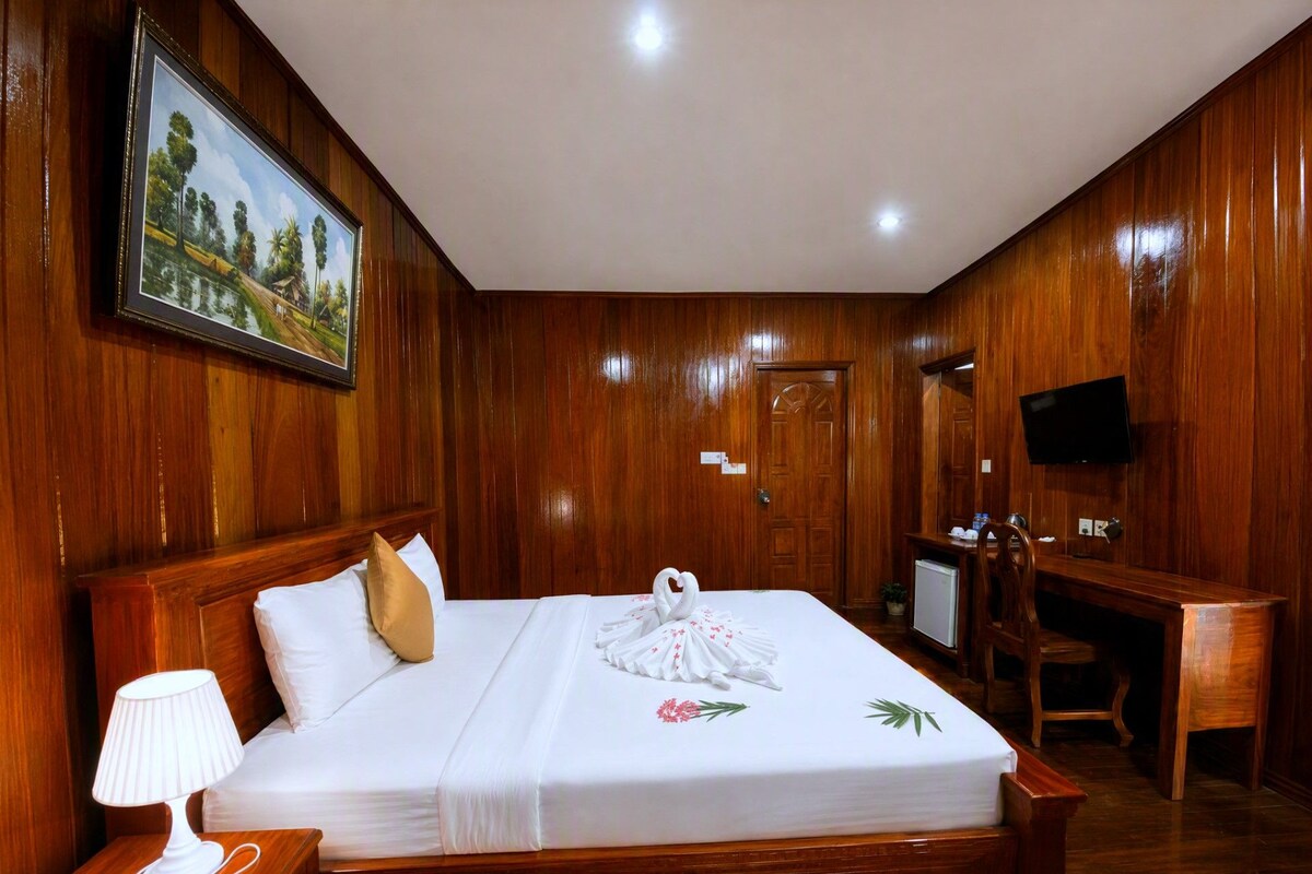 Deluxe Double Room, Pool View | Peralatan tempat tidur premium, tilam berlapik, bar mini 