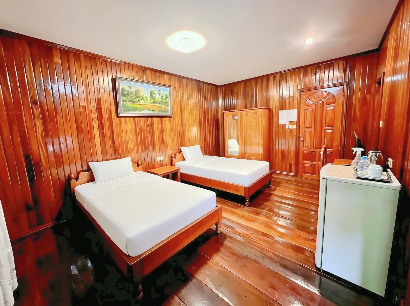 Minibar, desk, laptop workspace, free WiFi