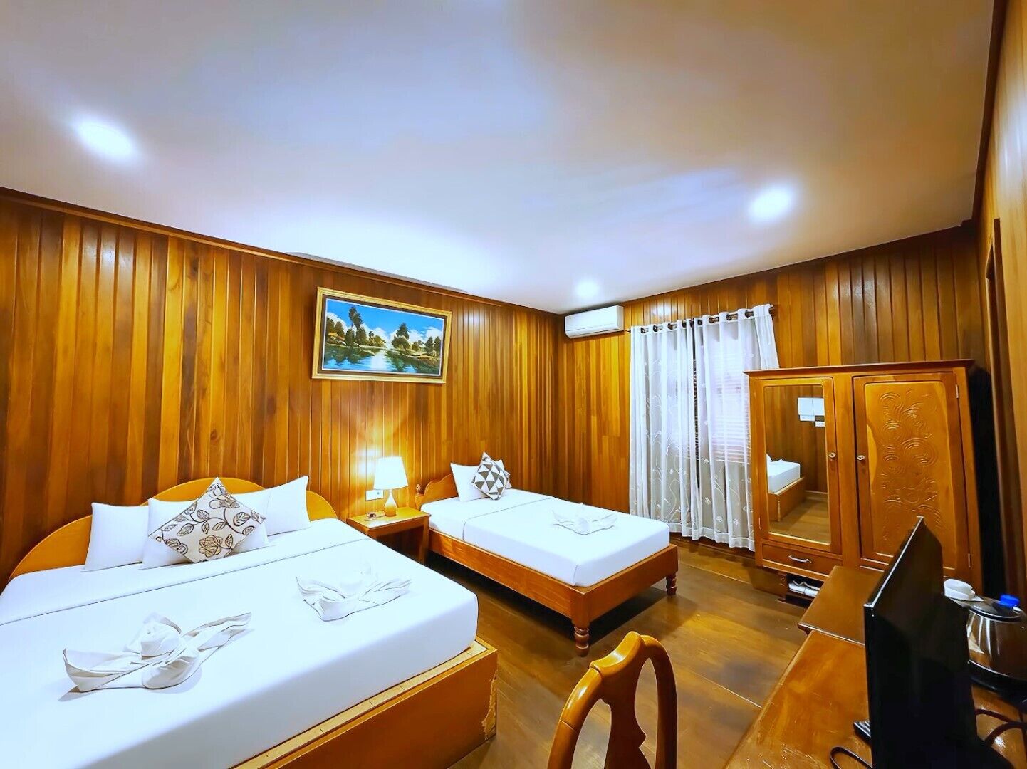 Desk, laptop workspace, WiFi (free), bed sheets