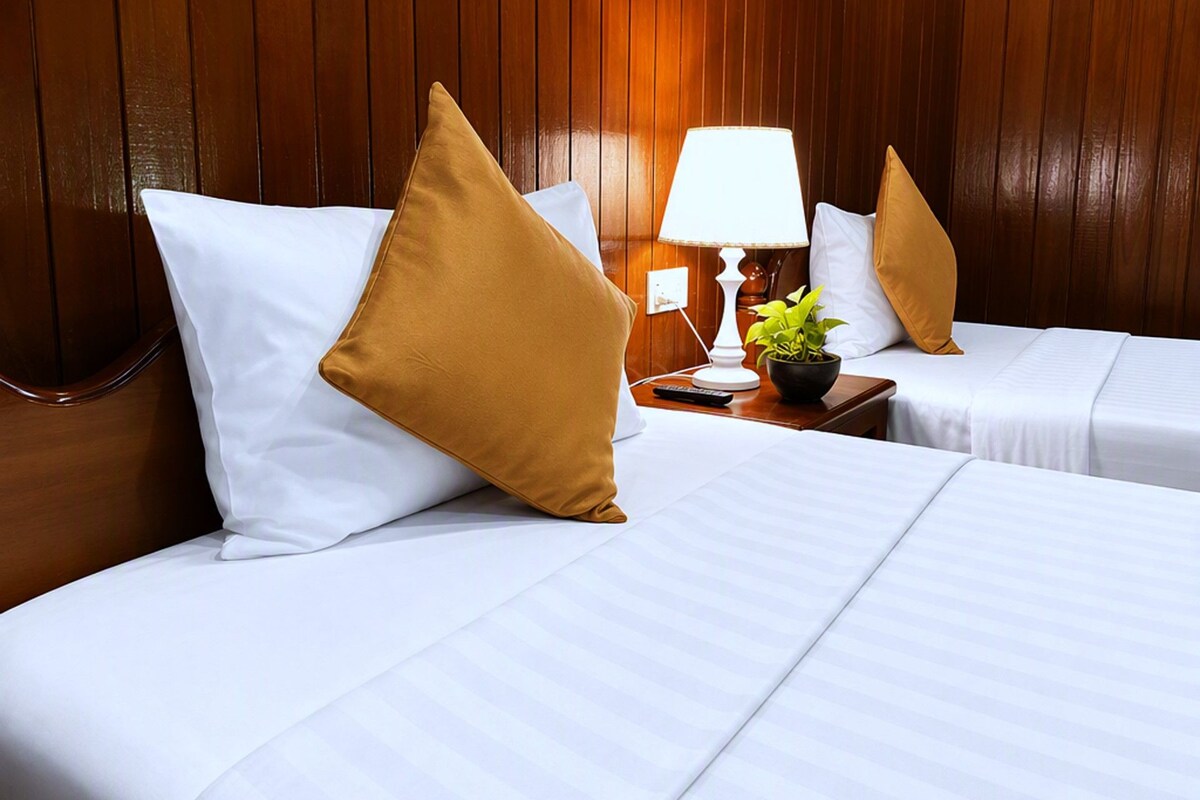 Deluxe Twin Room, Pool View | Peralatan tempat tidur premium, tilam berlapik, bar mini 