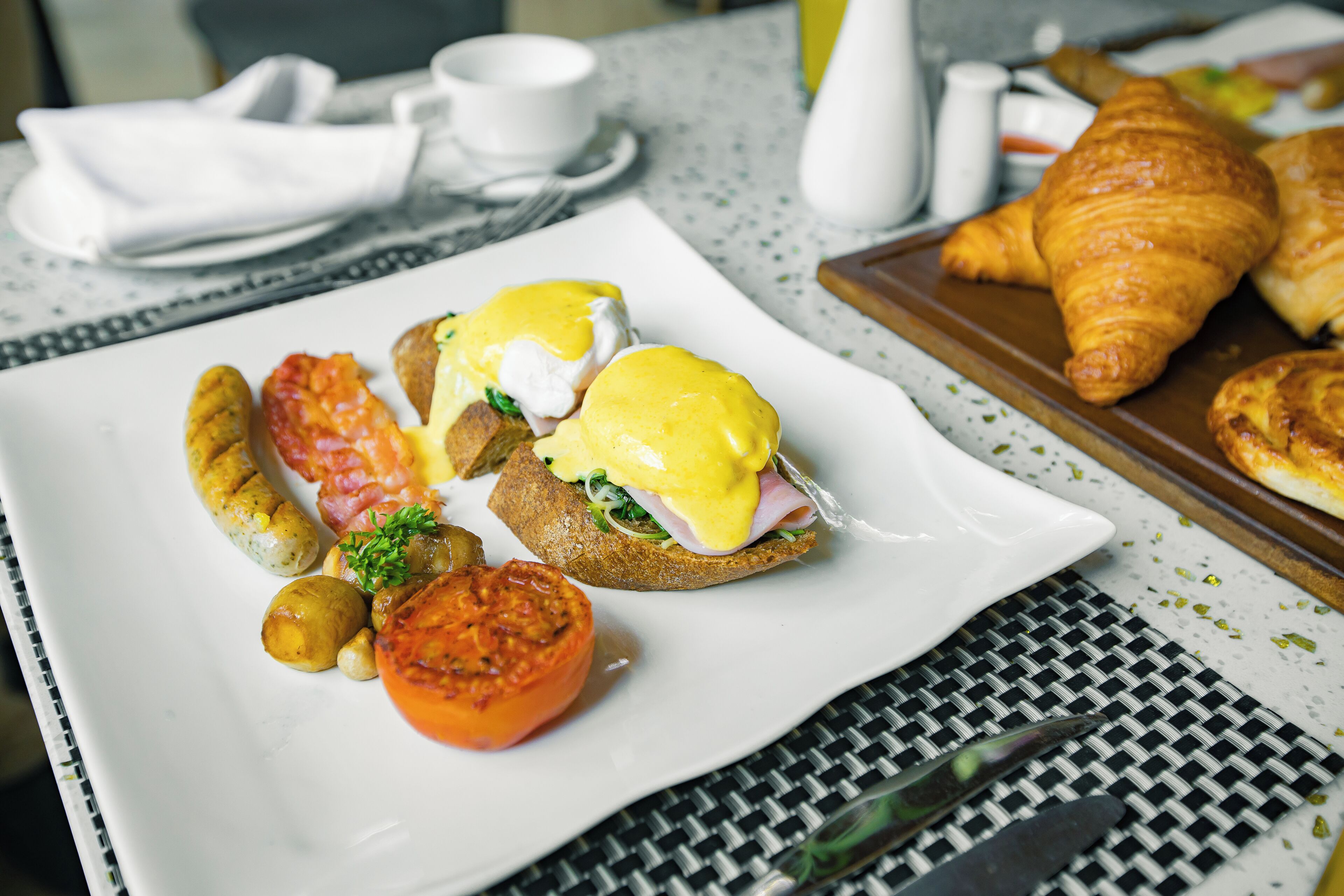 Un plato de desayuno con huevos, salchicha y verduras.