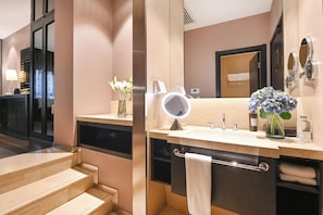 Quarto solteiro básico | Banheiro | Chinelos, toalhas de banho, shampoo, papel higiênico