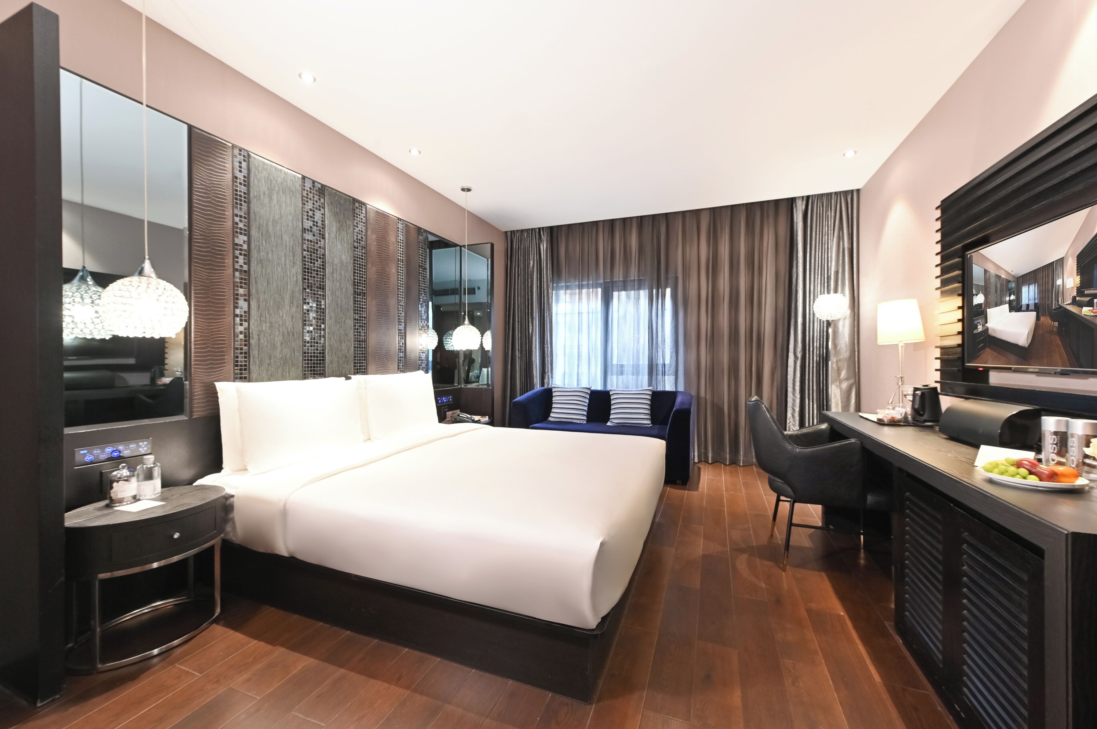 Quarto casal básico | Roupas de cama premium, edredons de pluma, camas com colchões pillow-top