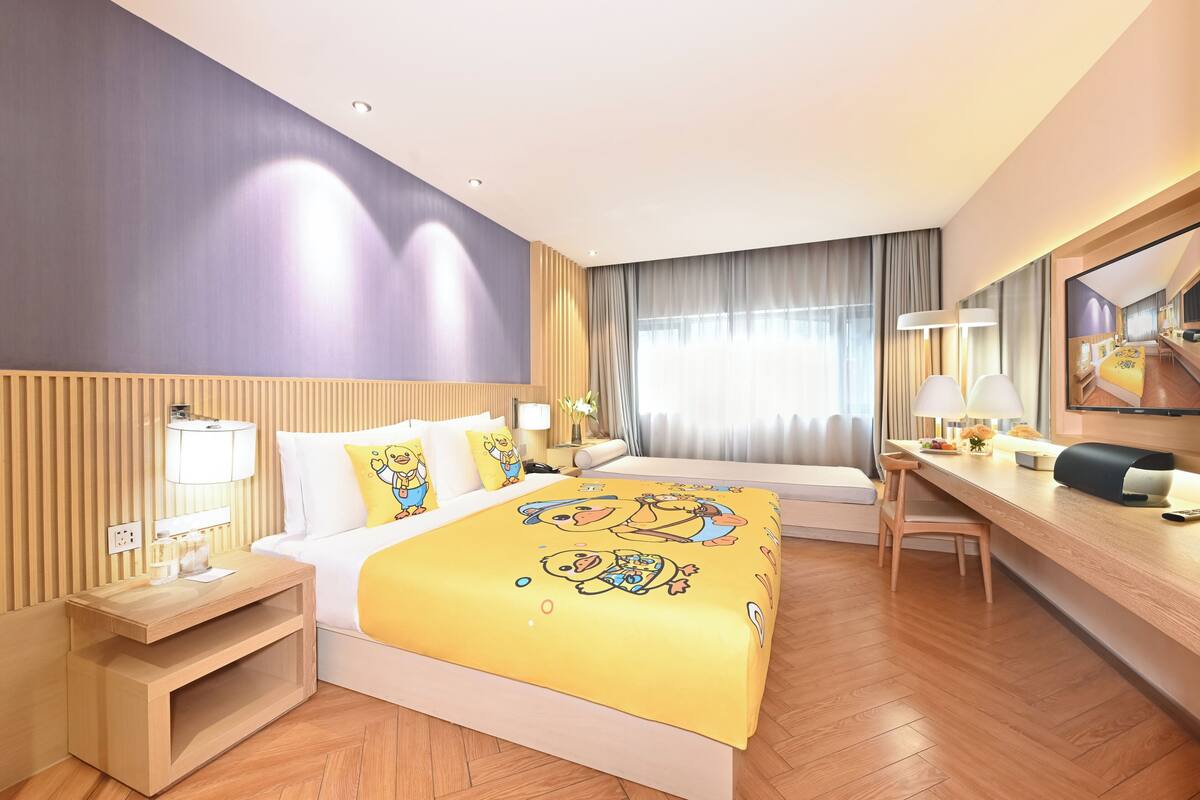 Quarto triplo família | Roupas de cama premium, edredons de pluma, camas com colchões pillow-top