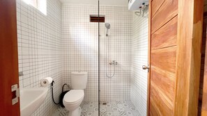 Buồng tắm vòi sen, khăn tắm, xà phòng, dầu gội 