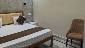 Une chambre moderne équipée d’un lit, d’une chaise, d’un ventilateur de plafond et d’un appareil de climatisation.