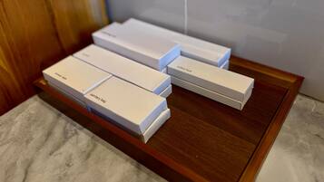 Ein hölzernes Tablett mit mehreren weißen Kisten, beschriftet mit verschiedenen Produktnamen.