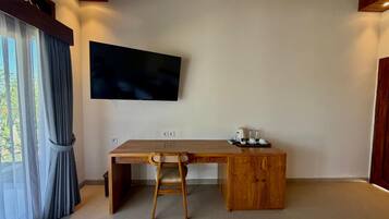 Deluxe Double Room, Patio | Interior
