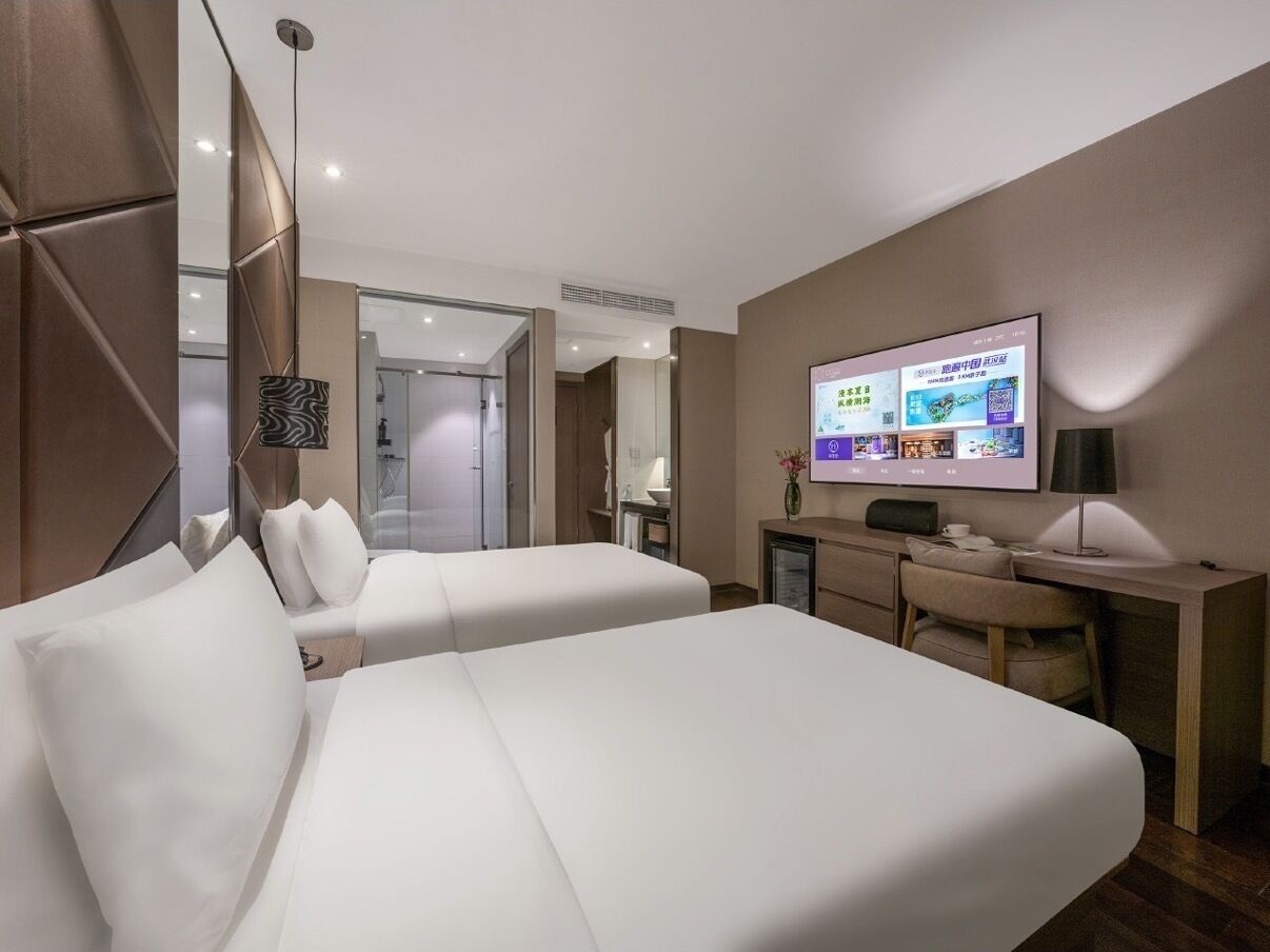Kamar Twin Standar | Selimut bulu angsa, minibar gratis, meja kerja, dan tirai kedap cahaya