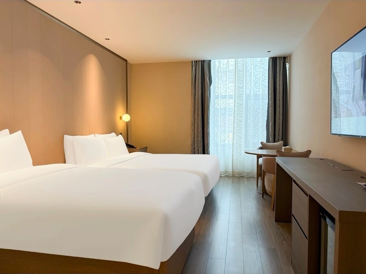 Kamar Triple Standar | Selimut bulu angsa, minibar gratis, meja kerja, dan tirai kedap cahaya