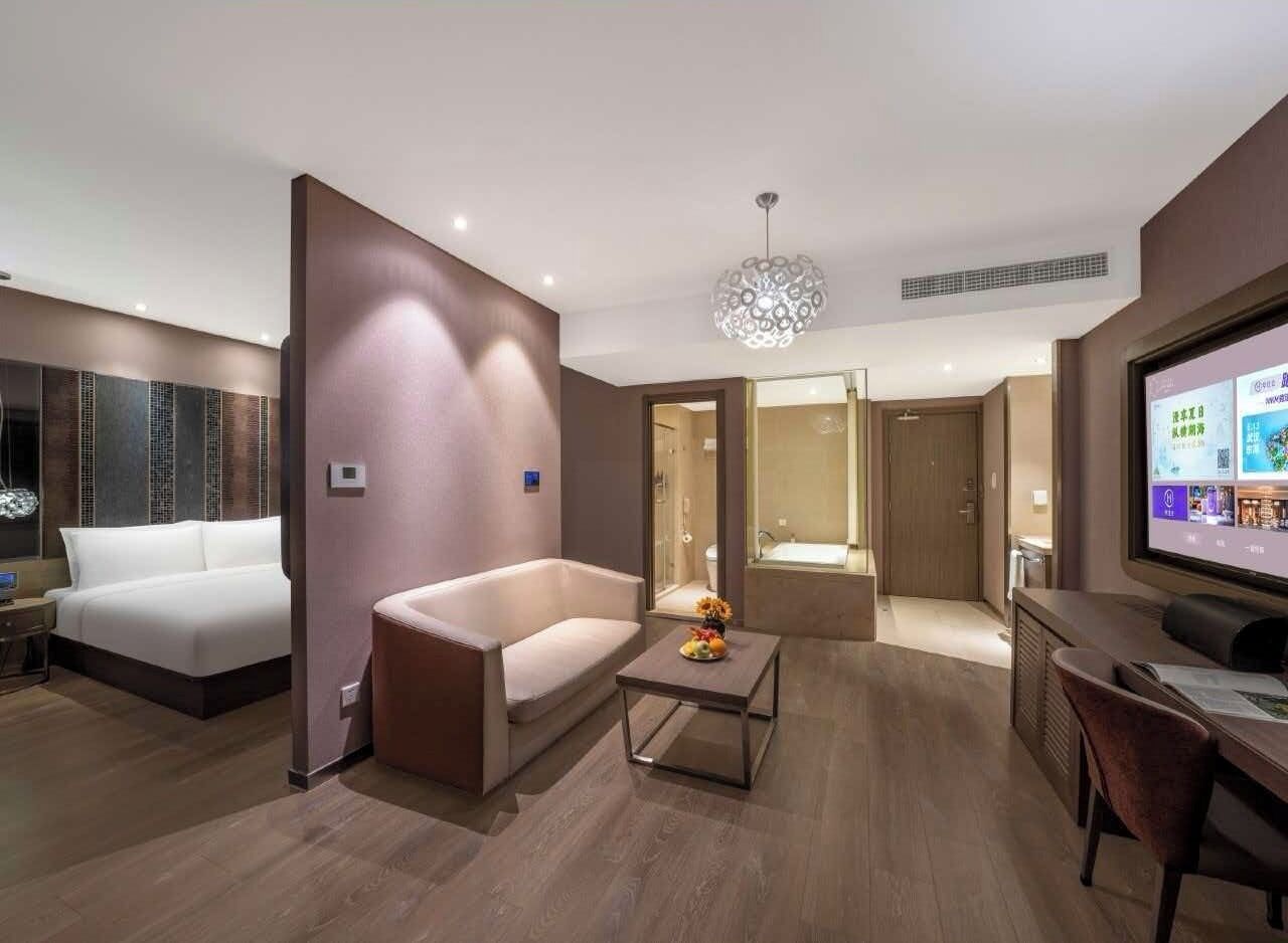 Cubrecamas, minibar con artículos gratuitos y cortinas blackout 