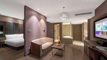 Cubrecamas, minibar con artículos gratuitos y cortinas blackout