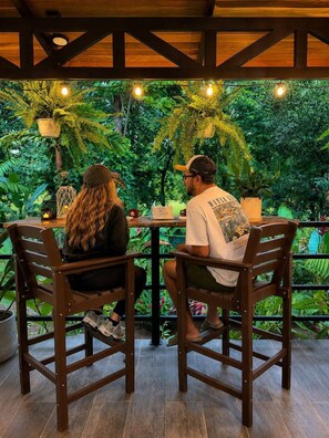 Outdoor dining - Cabaña privada con jacuzzi en La Fortuna, Cerca del Volcan Arenal y Catarata. (Alajuela)