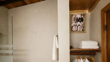 Shower, jetted bath, hair dryer, towels