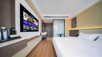 Habitación doble Deluxe, 1 cama Queen size, baño privado, vista a la ciudad | Sábanas de algodón egipcio, ropa de cama de alta calidad y edredón
