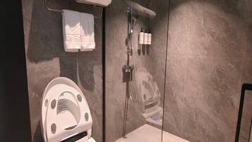 Suite estudio de lujo, 1 cama Queen size, baño privado, vista a la colina | Baño | Regadera, amenidades de baño gratuitas, secadora de cabello, pantuflas