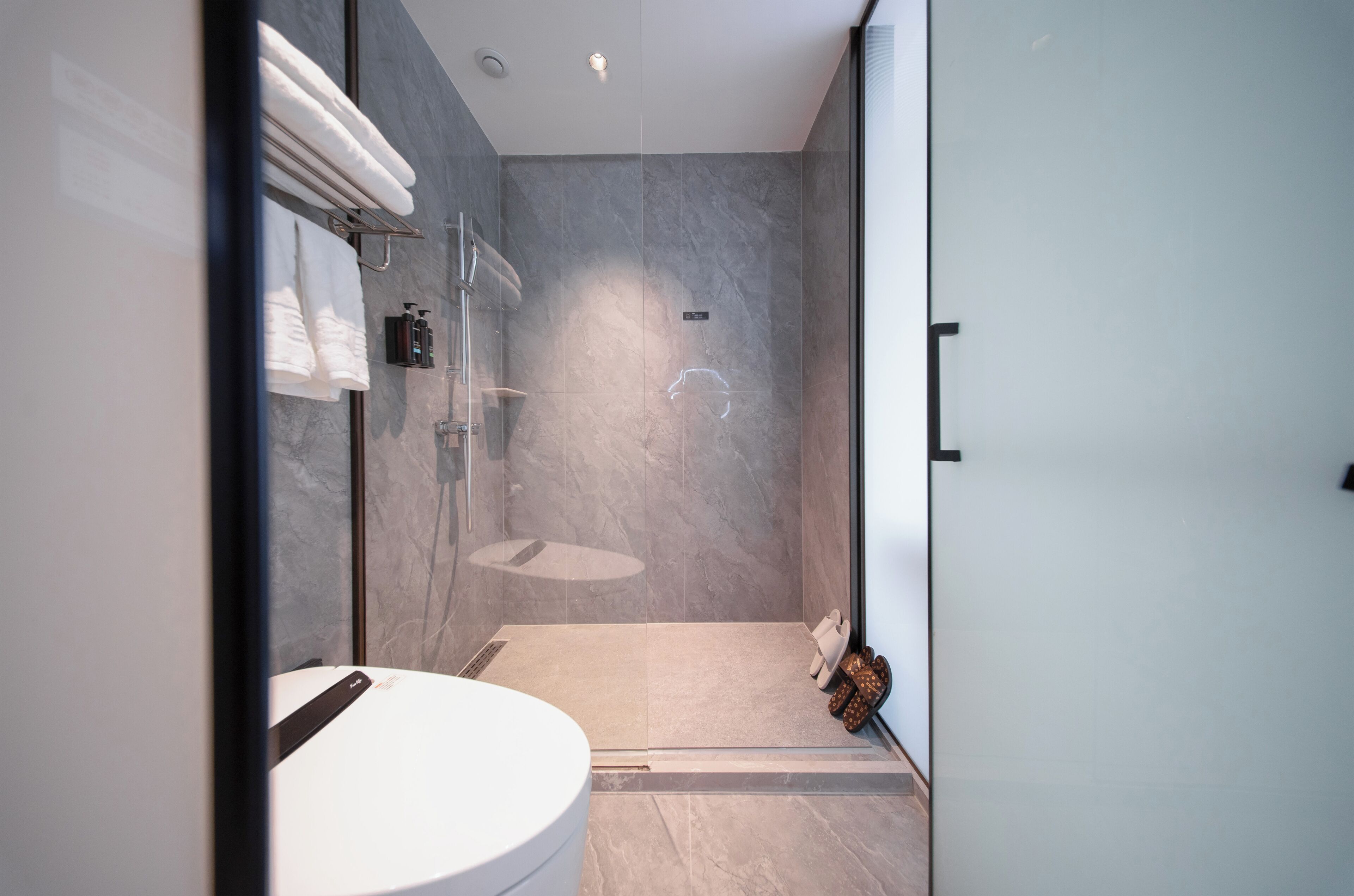 Regadera, amenidades de baño gratuitas, secadora de cabello, pantuflas 