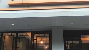 Een gebouw met een bord waarop een gestileerd ‘M’-logo en Chinese karakters staan.