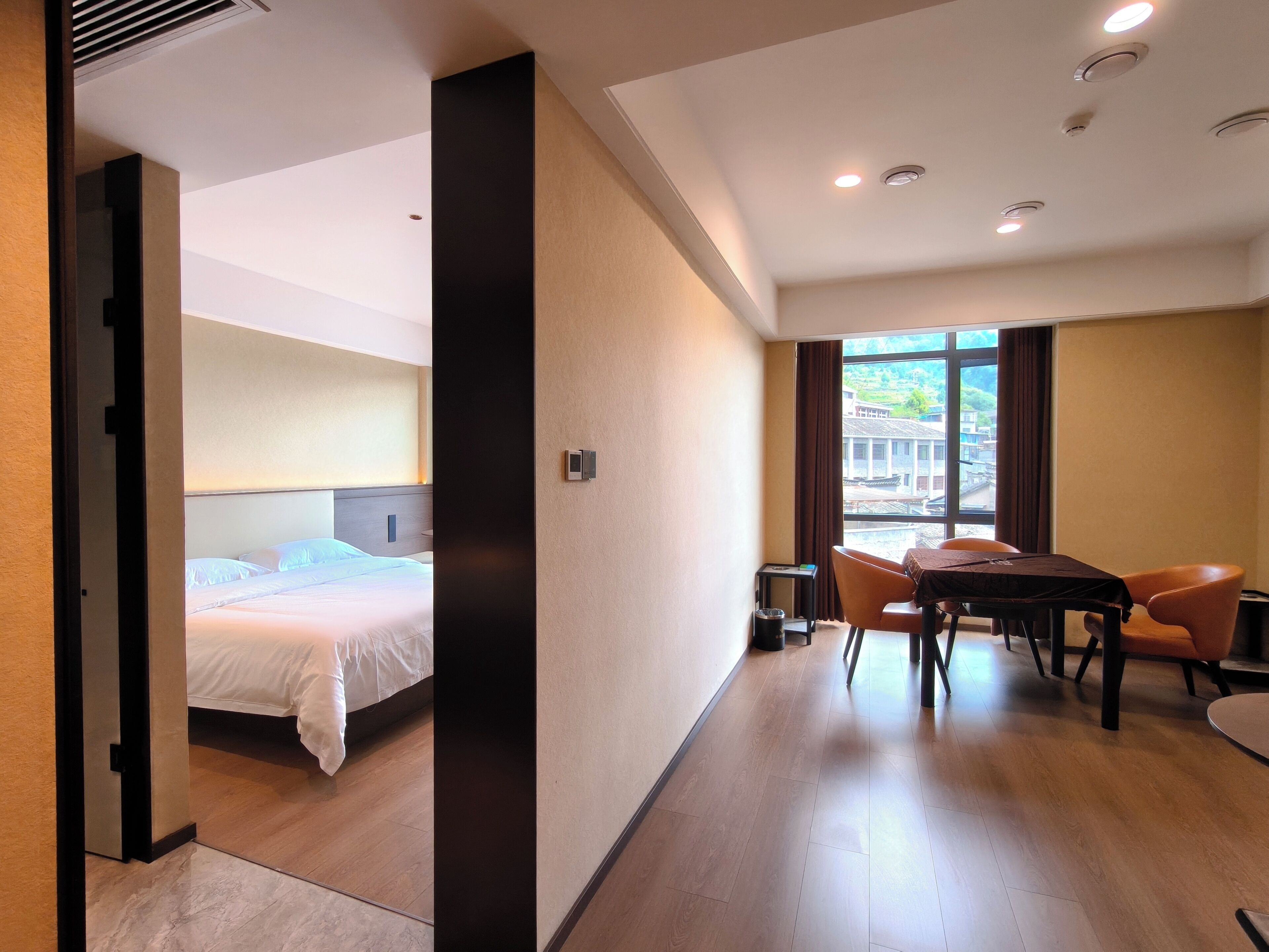 Suite estudio de lujo, 1 cama de matrimonio, baño privado, vistas a la colina | Sábanas de algodón egipcio y ropa de cama de alta calidad