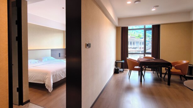 Een hotelkamer met een bed, een bureau en uitzicht.