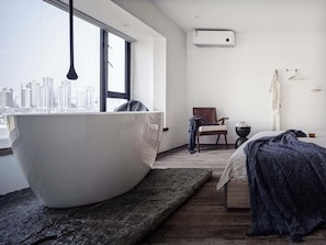 Suite Prestigio, balcón, vista al río | Tina profunda